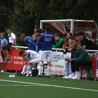 Weilerswists Spieler Felix Bonn vergräbt nach seiner erneuten schweren Verletzung den Kopf in den Händen.