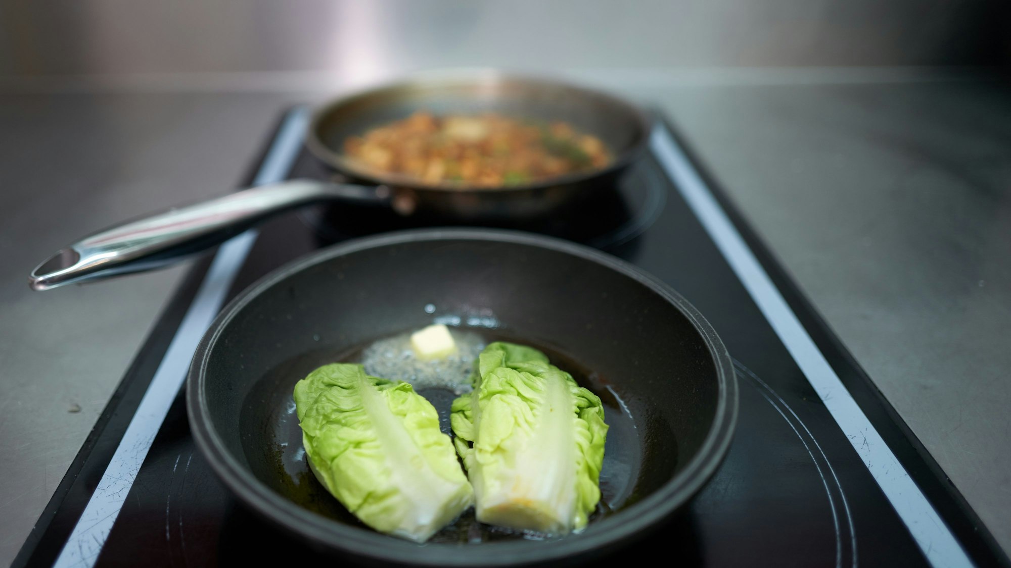 Die Salatherzen werden kurz und heiß angebraten.