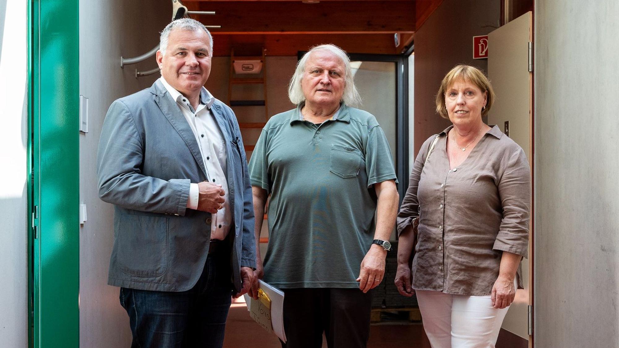 Bürgermeister Frank Steffes, Architekt Frieder Heinz, Heidrun Glage (Amt für Zentrales Gebäudemanagement) im Kinder- und Jugendzentrum.