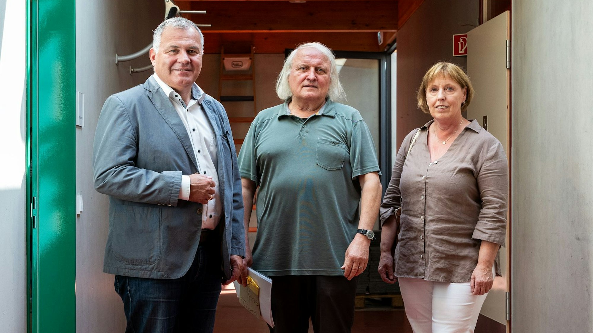 Bürgermeister Frank Steffes, Architekt Frieder Heinz, Heidrun Glage (Amt für Zentrales Gebäudemanagement) im Kinder- und Jugendzentrum.