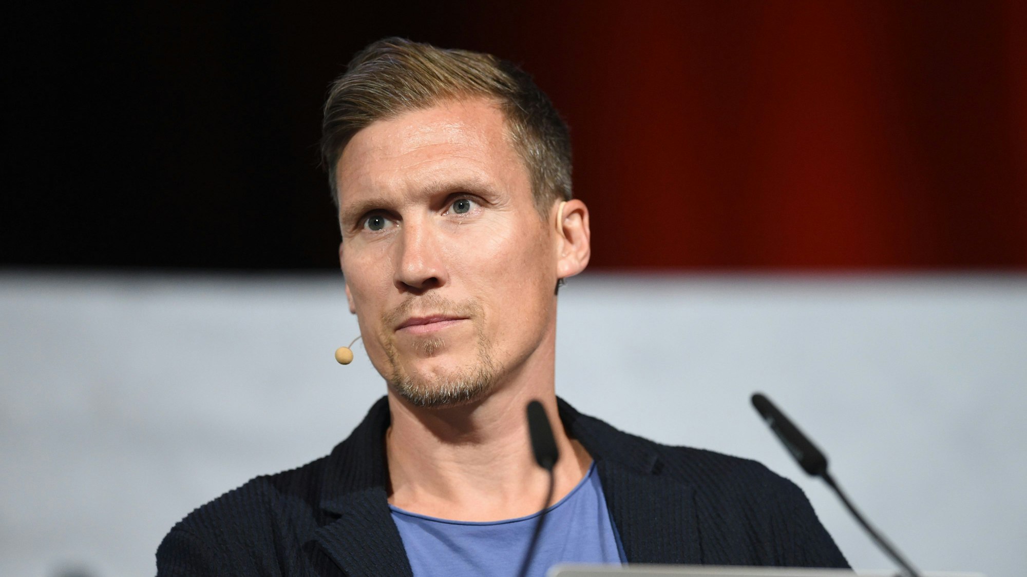 Hannes Wolf, Cheftrainer der deutschen U20-Nationalmannschaft, hält beim Internationalen Trainer-Kongress der BDFL, den der Bund Deutscher Fußball-Lehrer (BDFL) veranstaltet, einen Vortrag zur Analyse der WM 2022 Katar.