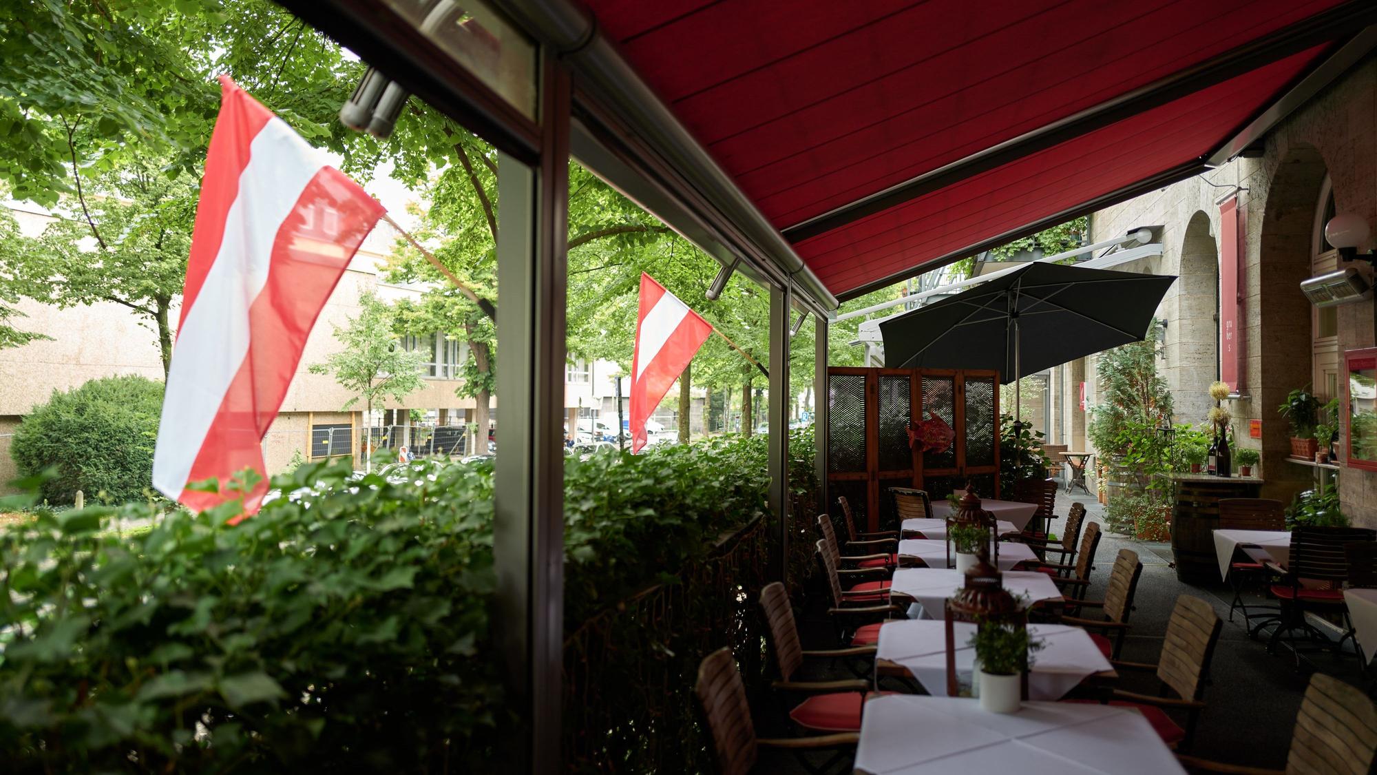 Die Terrasse in Gruber's Restaurant geschmückt mit österreichischen Flaggen.
