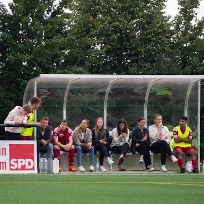 Auf der Auswechselbank des TSV Schönau hatten unter anderem auch die Spielerfrauen Platz genommen.