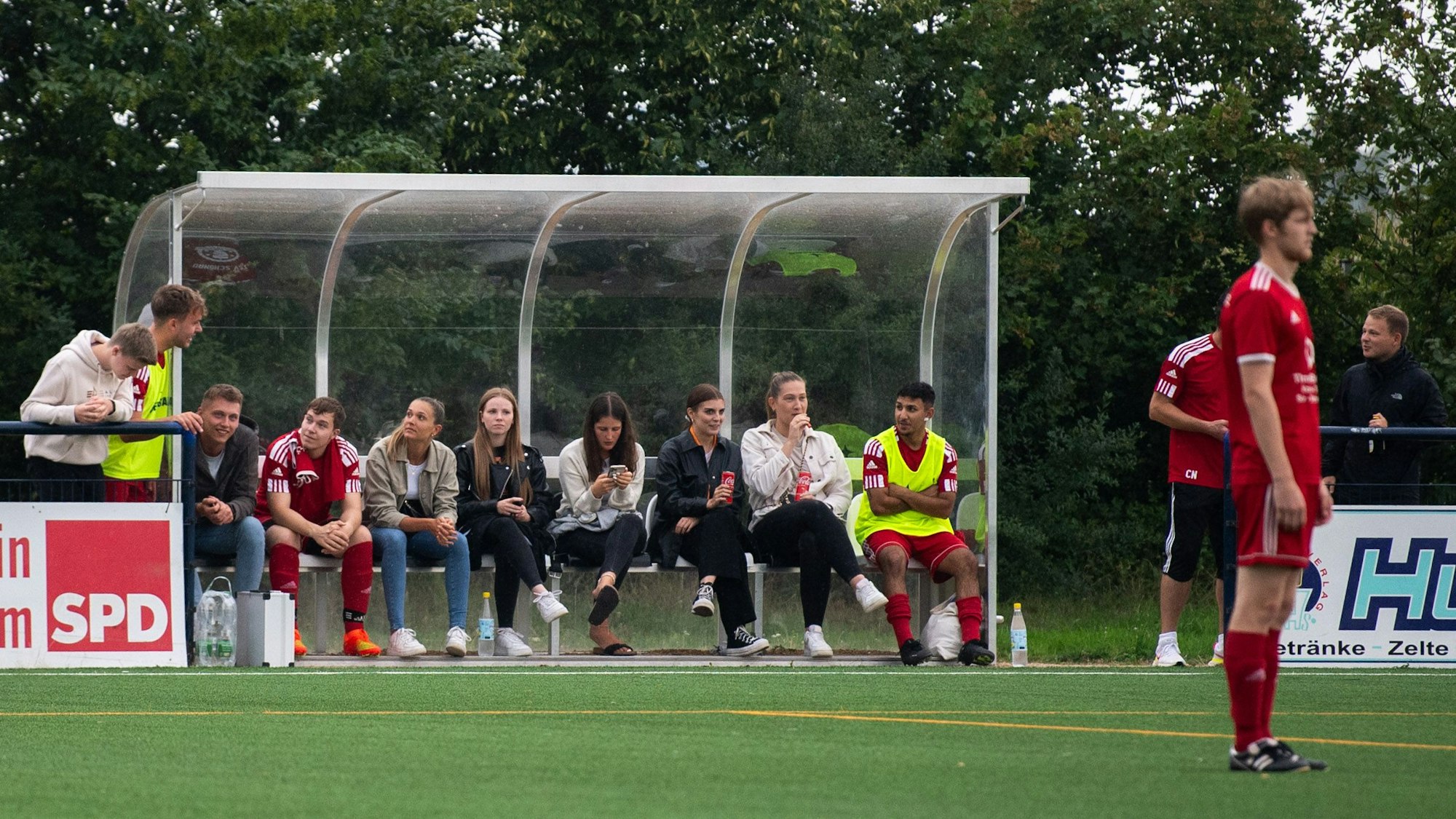Auf der Auswechselbank des TSV Schönau hatten unter anderem auch die Spielerfrauen Platz genommen.