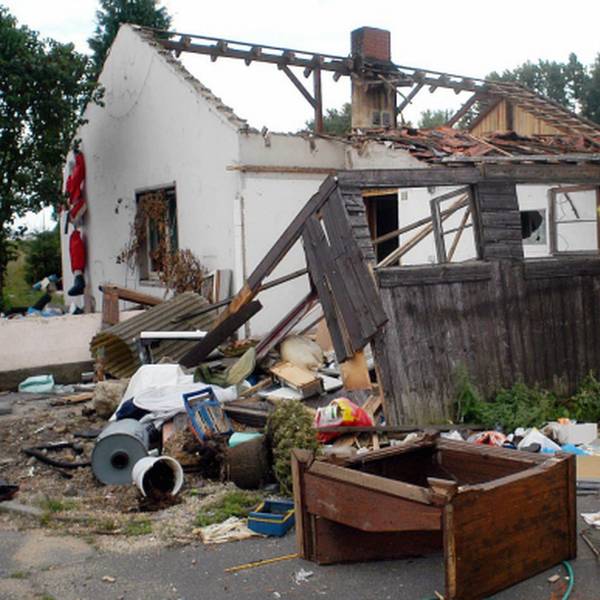 Vor einem baufälligen Haus, das bis 2007 in der Euskirchener Siedlung Rosental stand, liegen Abfall und Gerümpel.