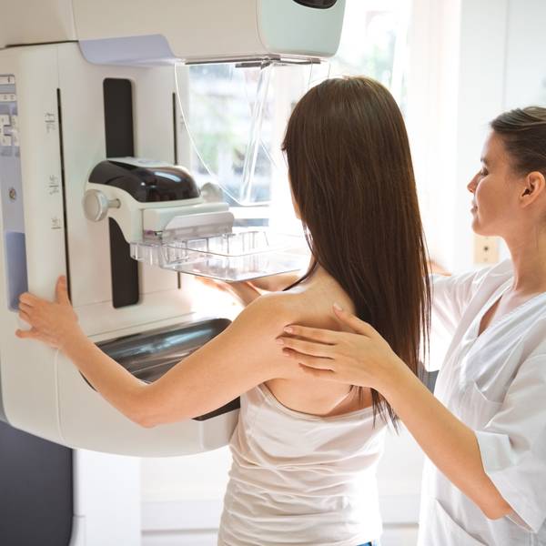 Frau und Ärztin bei der Mammografie