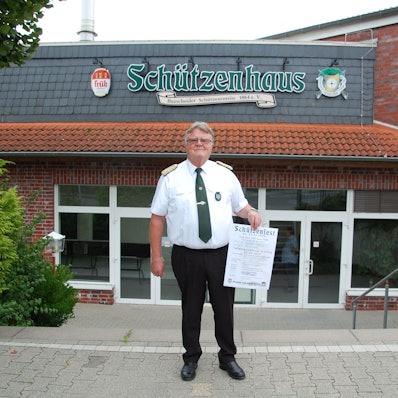 Michael Wehner, der erste Vorsitzende des Burscheider Schützenvereins, wirbt für das Schützenfest.