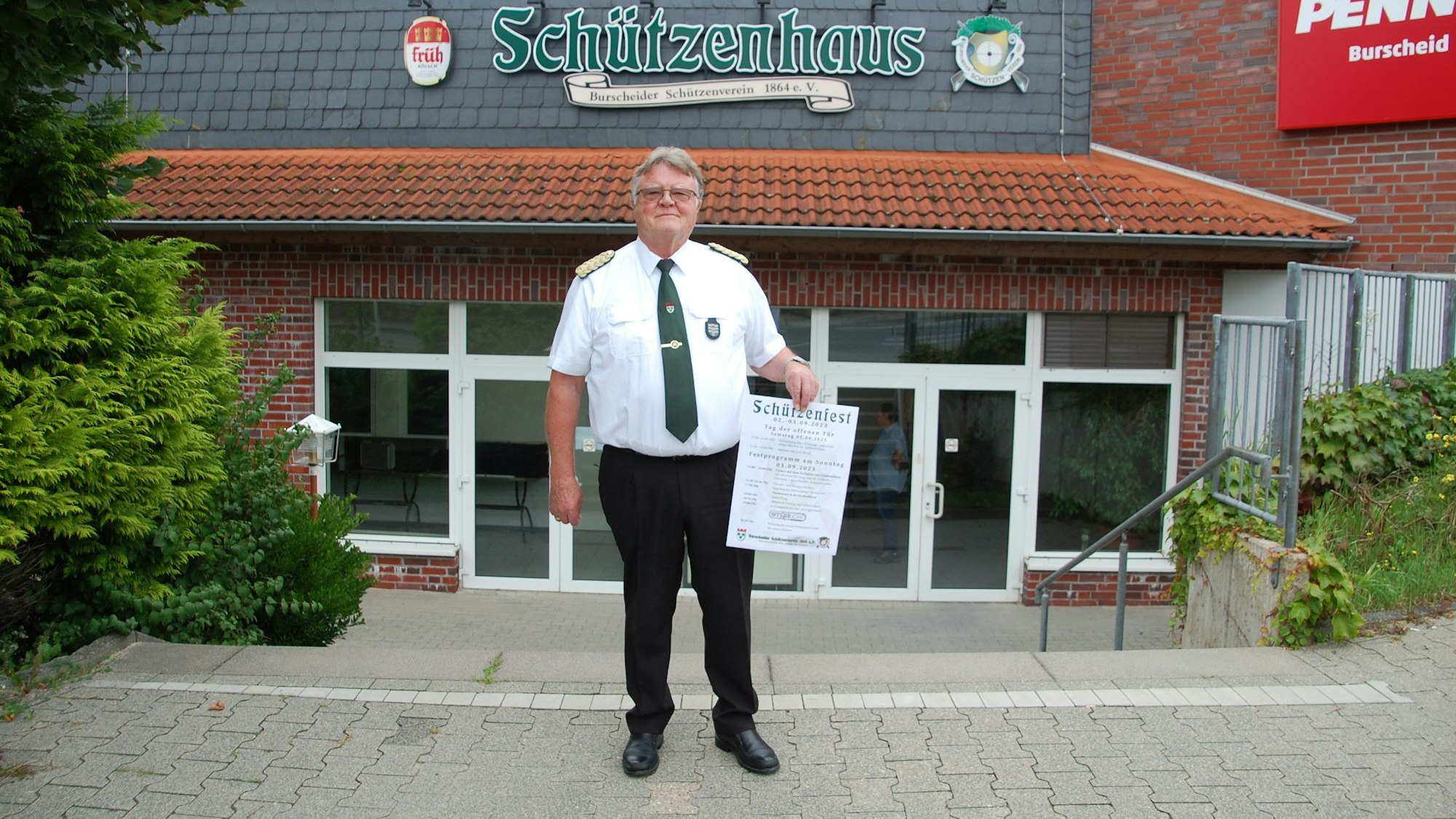 Michael Wehner, der erste Vorsitzende des Burscheider Schützenvereins, wirbt für das Schützenfest.