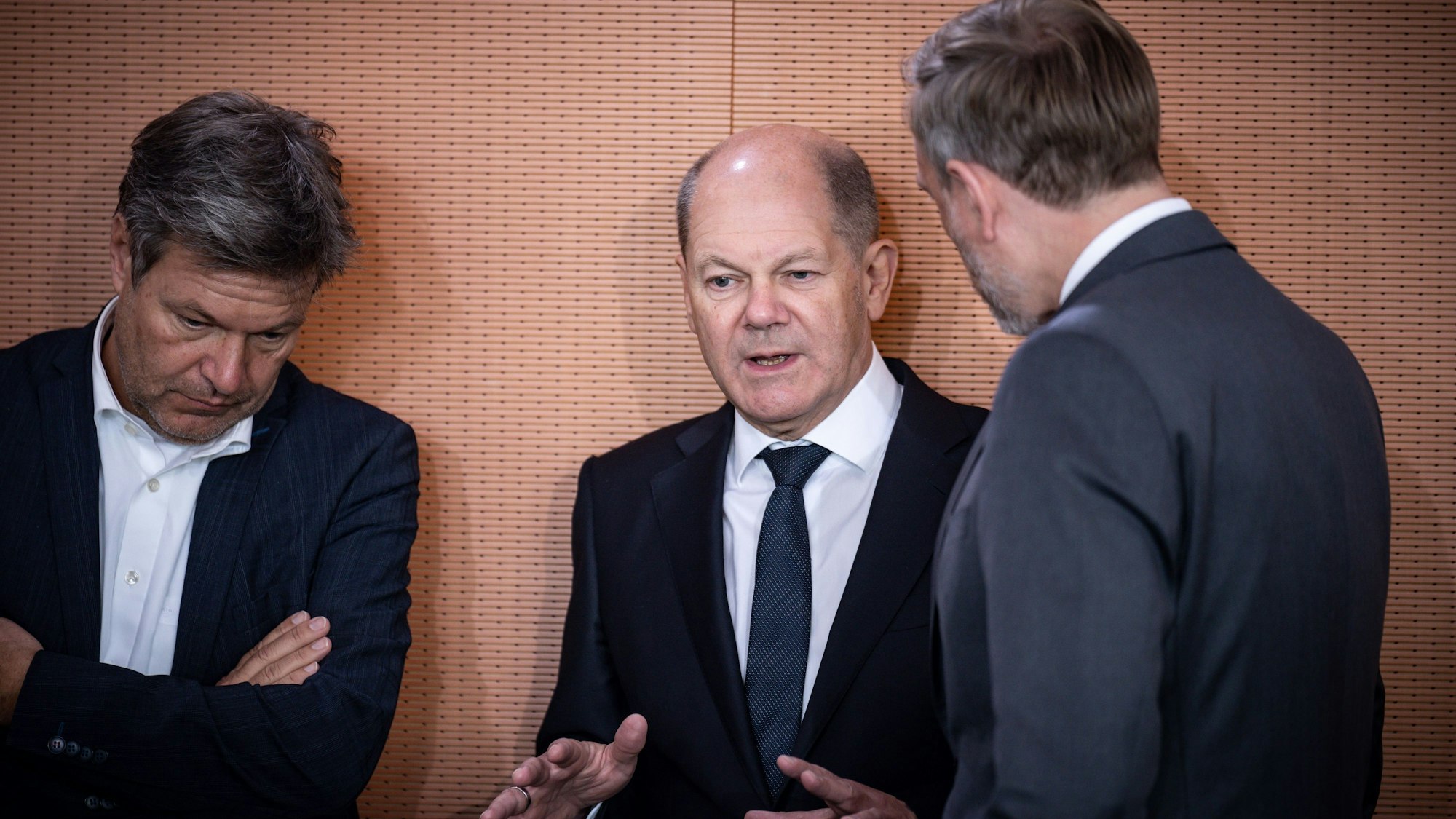 Bundeskanzler Olaf Scholz (M, SPD), spricht mit Christian Lindner (r, FDP), Bundesminister der Finanzen, und Robert Habeck (Bündnis 90/Die Grünen), Bundesminister für Wirtschaft und Klimaschutz, vor Beginn der Kabinettssitzung im Kanzleramt. +++ dpa-Bildfunk +++