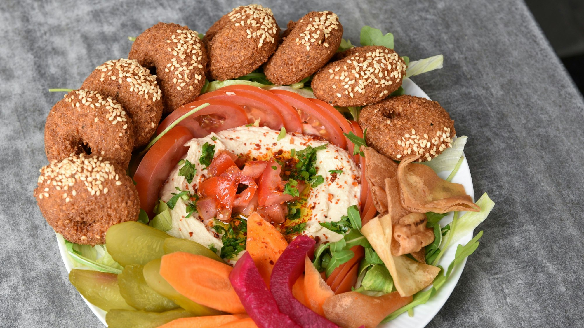 Falafel-Teller mit Gemüse und Hummus in einem Restaurant in Köln-Ehrenfeld.