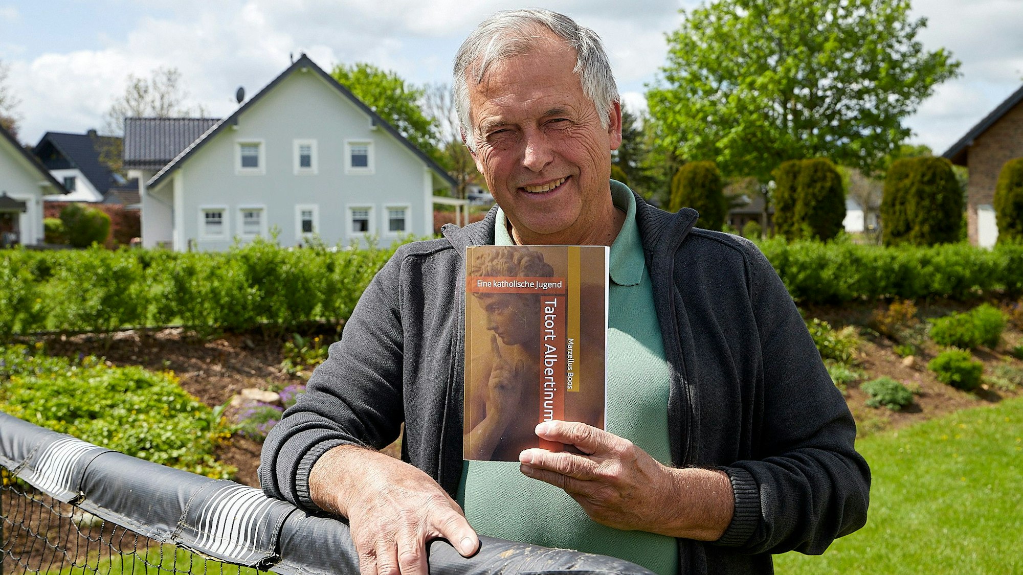 Das Bild zeigt den Autor Marzellus Boos aus Marmagen. Er hält sein Buch „Tatort Albertinum“ in der Hand.