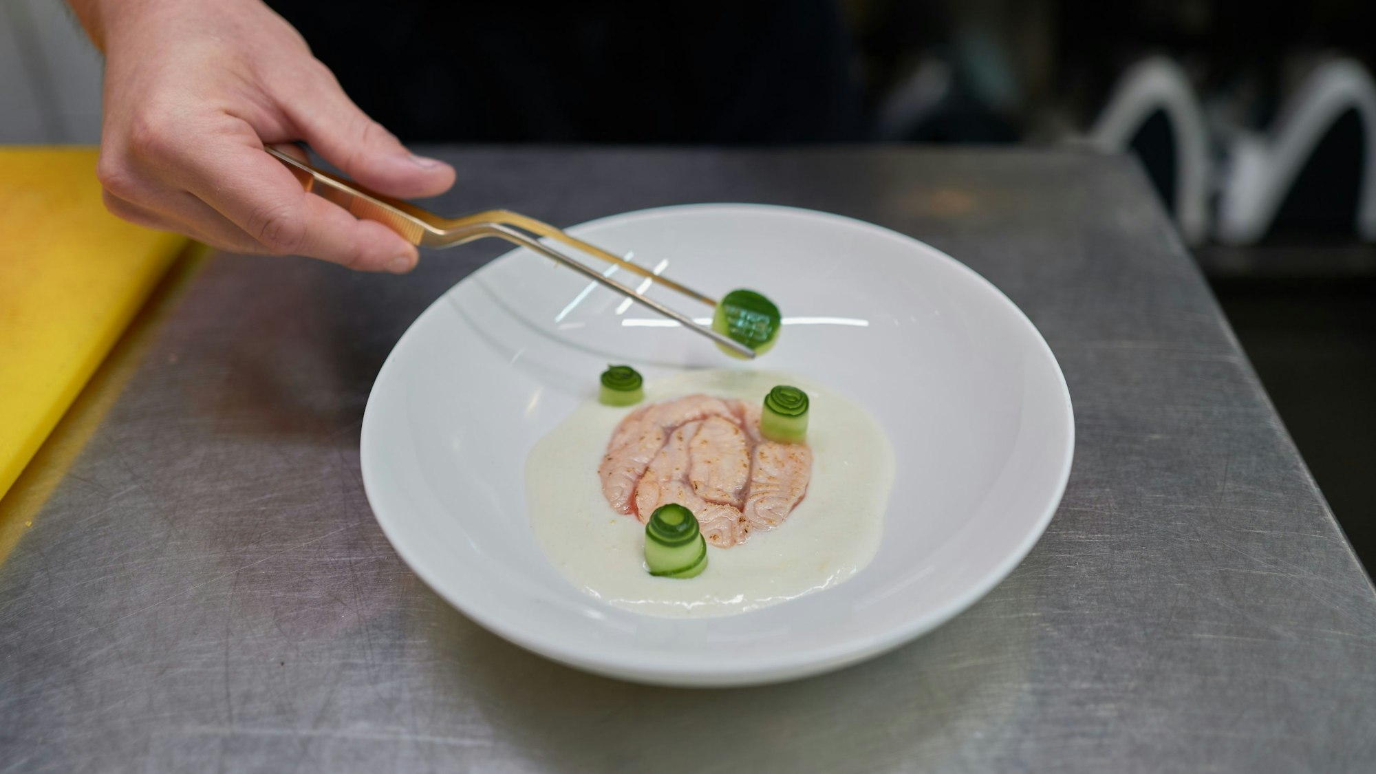 Gurken zur Dekoration in die Buttermilch Sauce.