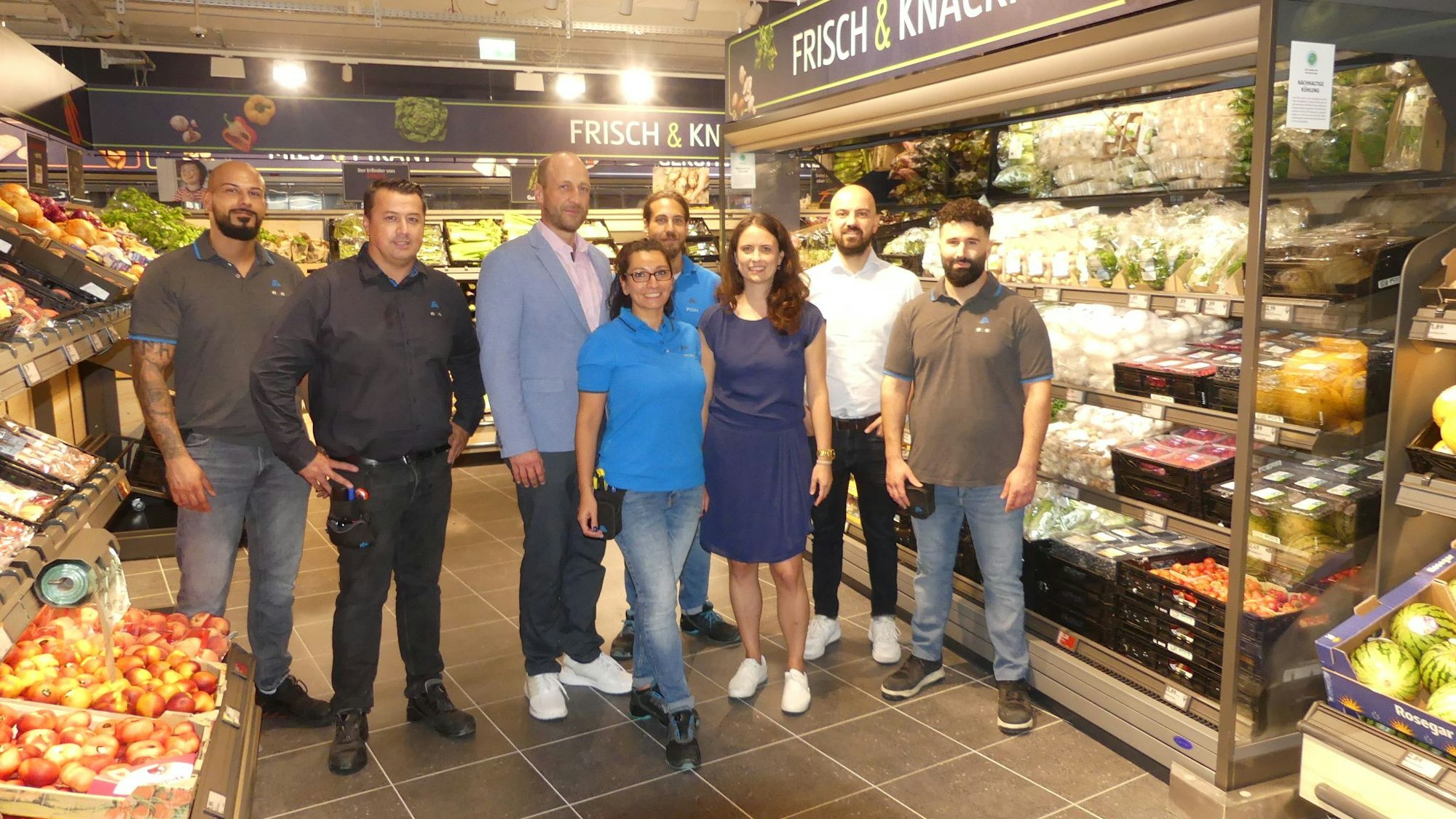 Das Filialteam und Mitarbeiter stehen in einer Reihe.