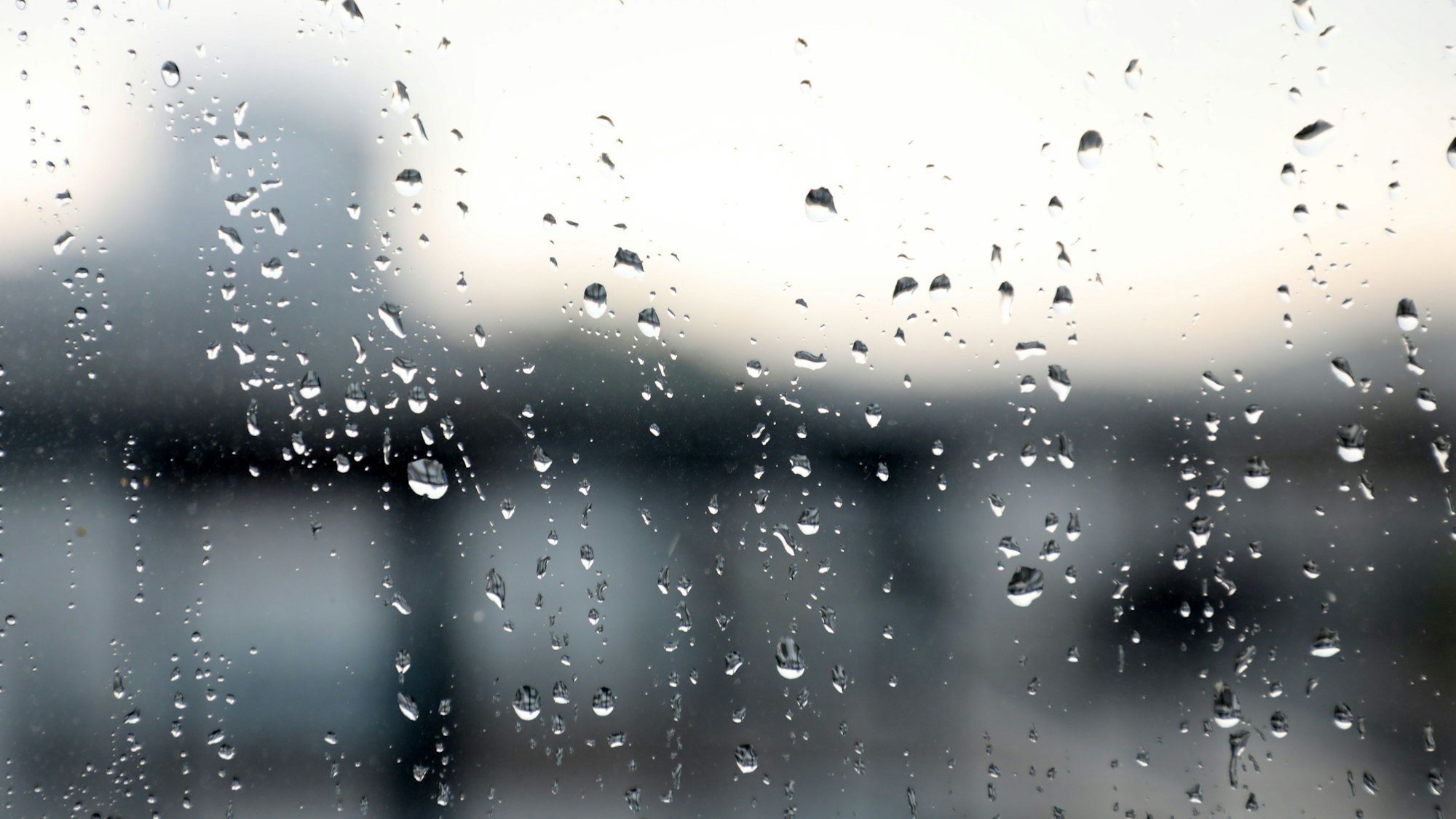 Regen über der Stadtmitte von Bergisch Gladbach