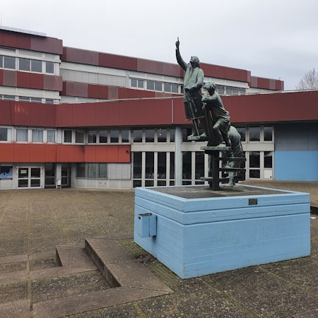Ein Denkmal auf dem Schulhof des Kopernikusgymnasiums im Schulzentrum Nord.