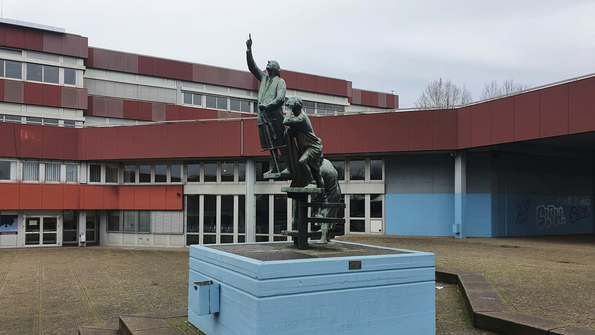 Zu sehen ist das aus den 1970er Jahren stammende Flachdach-Schulgebäude des Kopernikus-Gymnasiums.