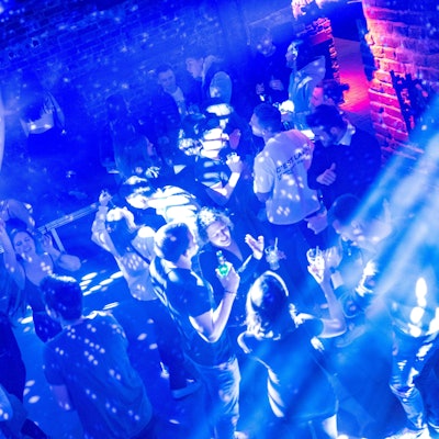 Junge Leute feiern und tanzen bei Discobeleuchtung im Club Roonburg.