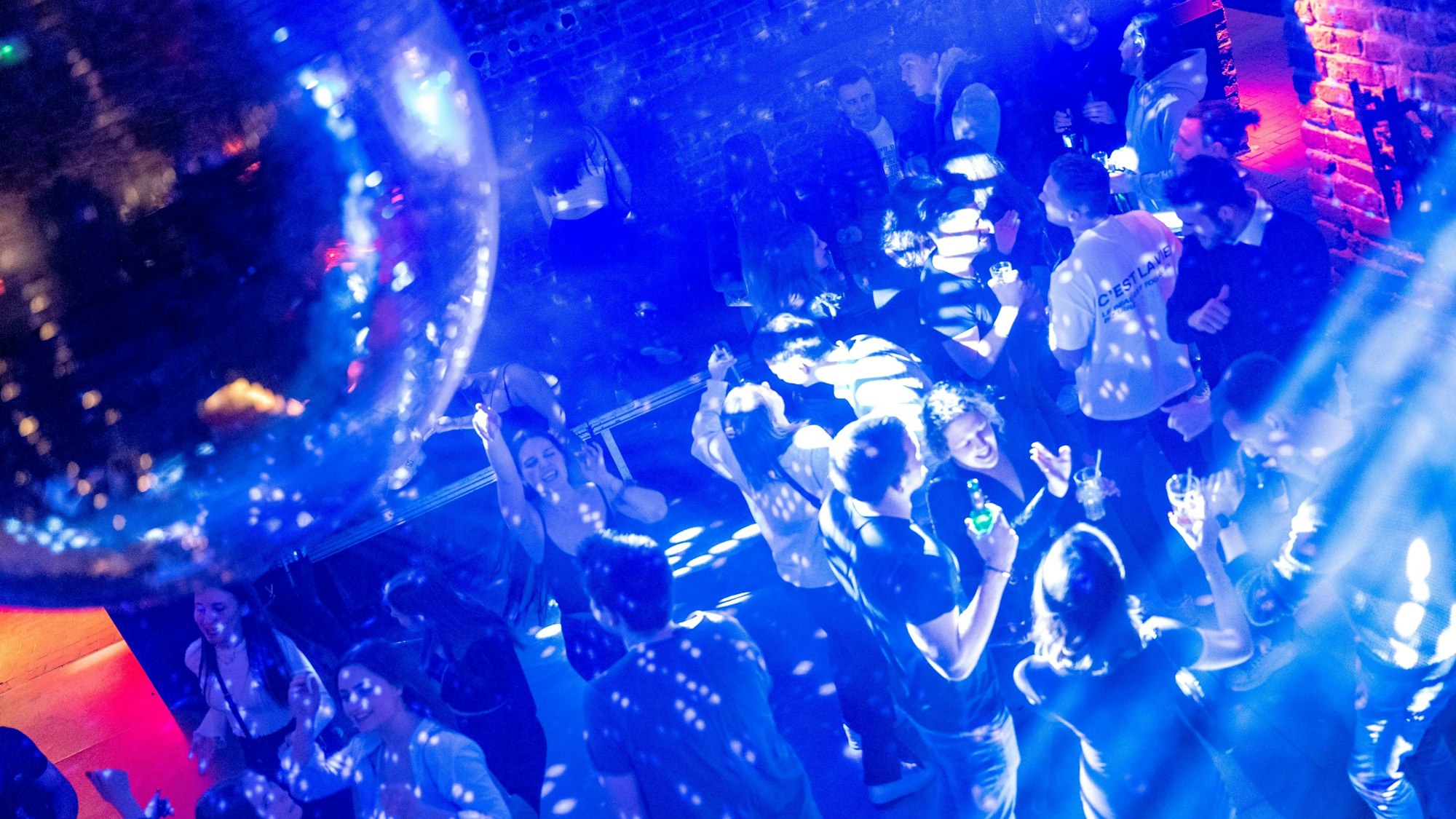 04.03.2022, Köln: Junge Leute feiern und tanzen bei Discobeleuchtung im Club Roonburg. In Clubs und Discotheken darf nach dem Corona-Lockdown wieder getanzt werden.. Foto: Uwe Weiser