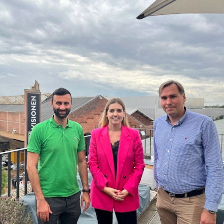 Verantwortliche von Cube Real Estate auf der Dachterrasse