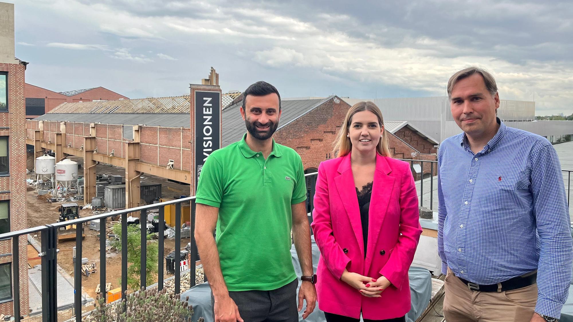 Verantwortliche von Cube Real Estate auf der Dachterrasse