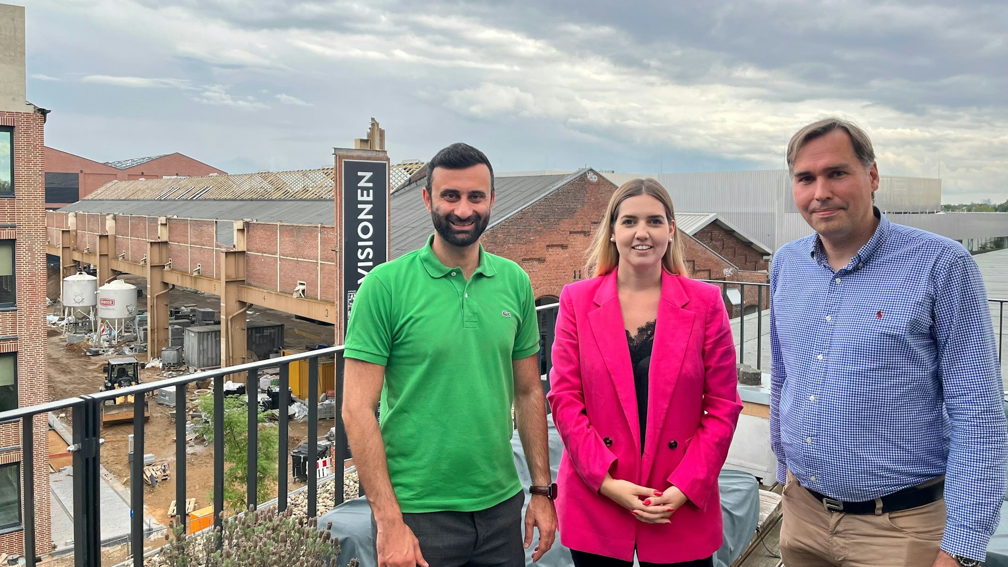 Verantwortliche von Cube Real Estate auf der Dachterrasse