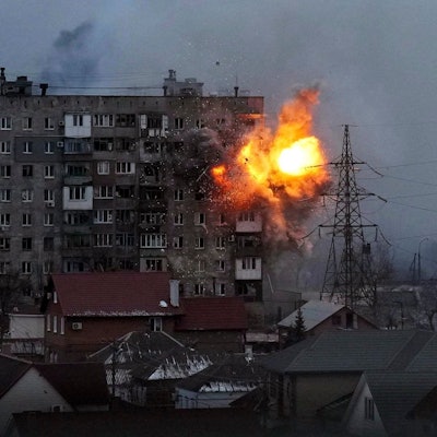 11. März 2022: Ein russischer Panzer feuert auf Wohnhäuser im ukrainischen Mariupol, es entsteht eine große Explosion an dem zivilen Gebäude.