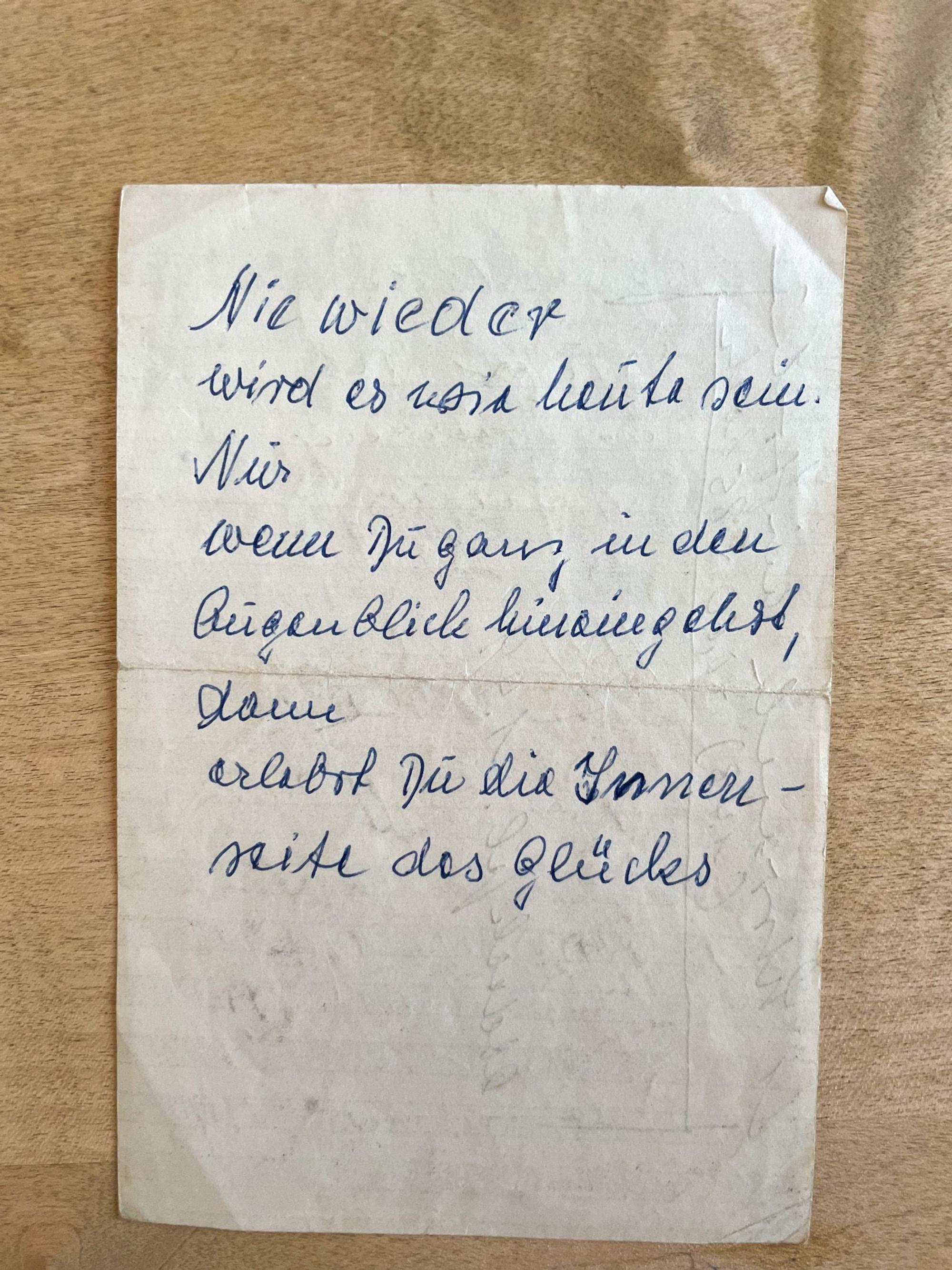 Ein Zettel mit handgeschriebenen Zeilen.