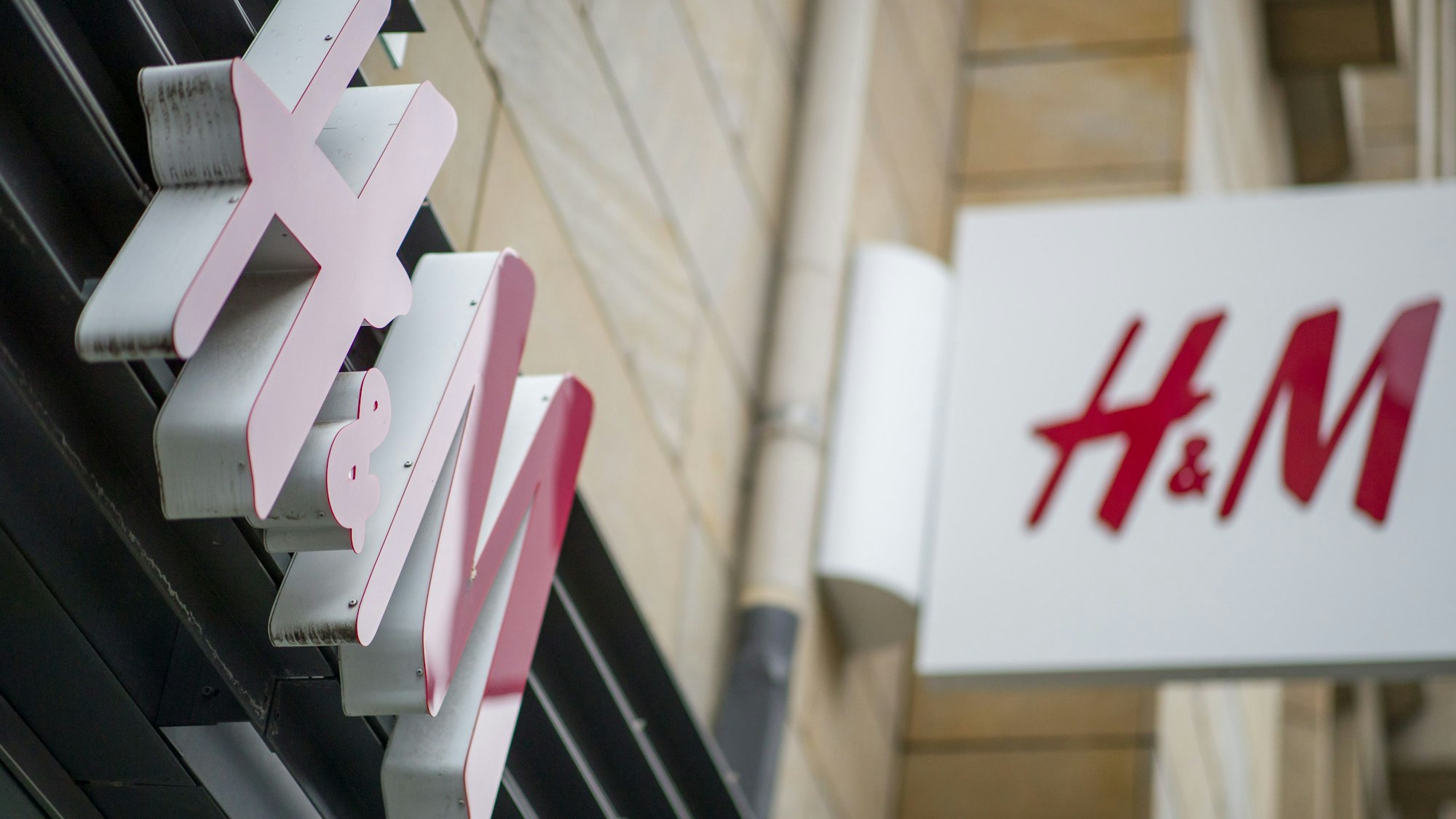 Das Logo der Modekette H&M steht über einer Filiale. Die Modekette hat ein Herren-Armband wegen zu hoher Bleiwerte zurückgerufen. (Symbolbild)