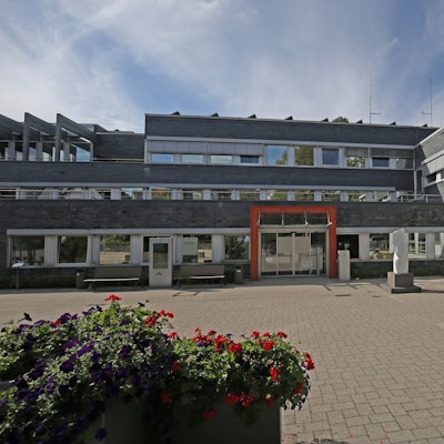 Blick auf den Platz vor dem Rathaus an der Hauptstraße in Nümbrecht.