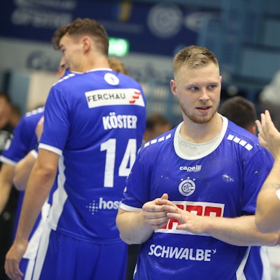 Zu sehen sind Spieler einer Handball-Mannschaft.