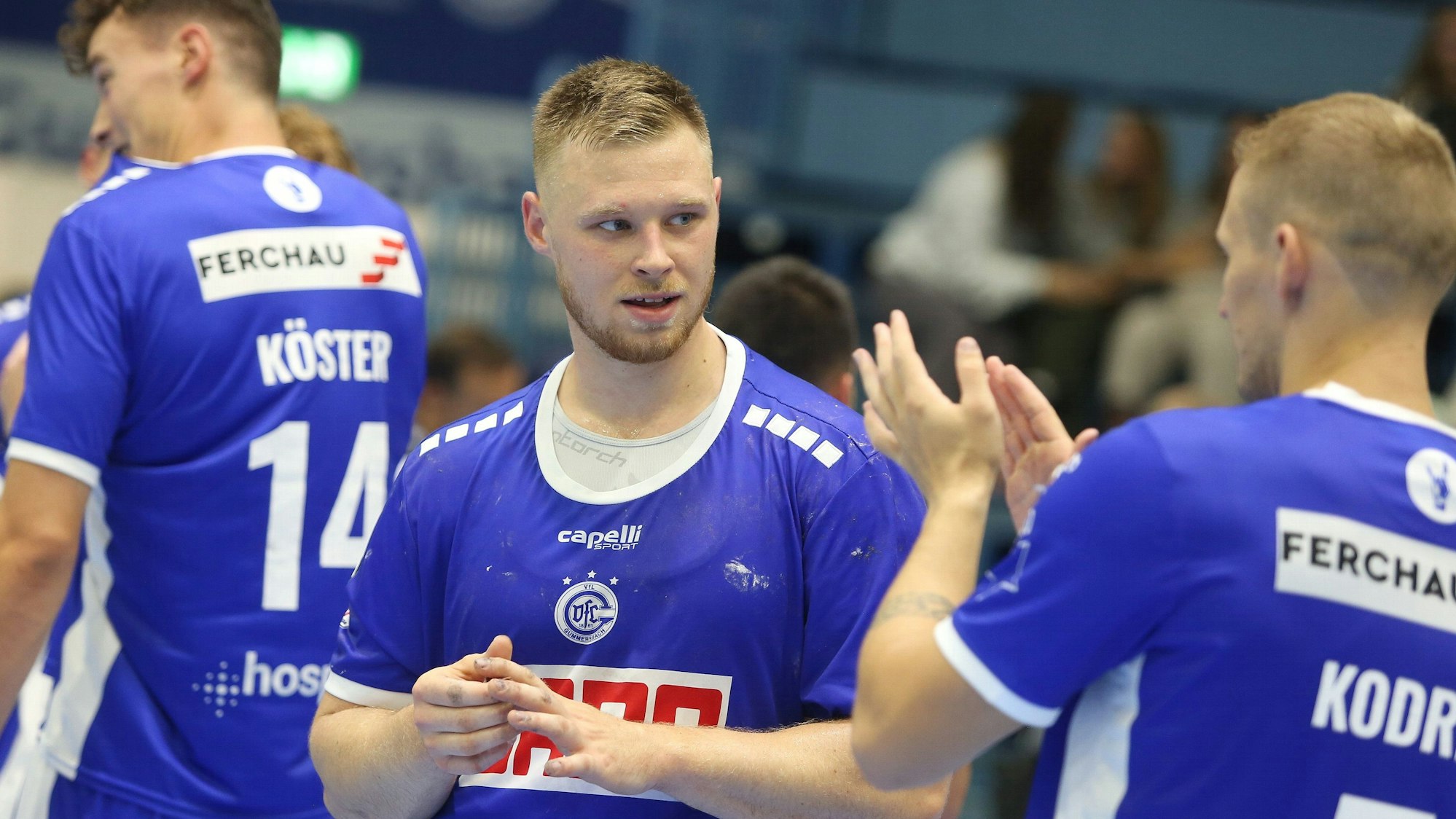 Zu sehen sind Spieler einer Handball-Mannschaft.