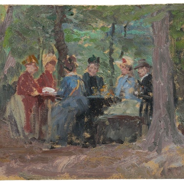 Sechs Frauen sitzen auf Bänken an einem Biergartentisch unter Bäumen.