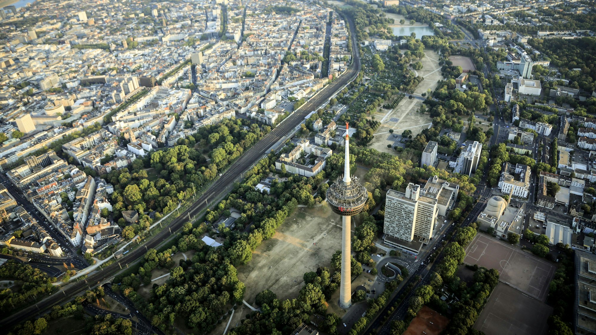 Das Bild zeigt den „Colonius“ aus der Vogelperspektive.