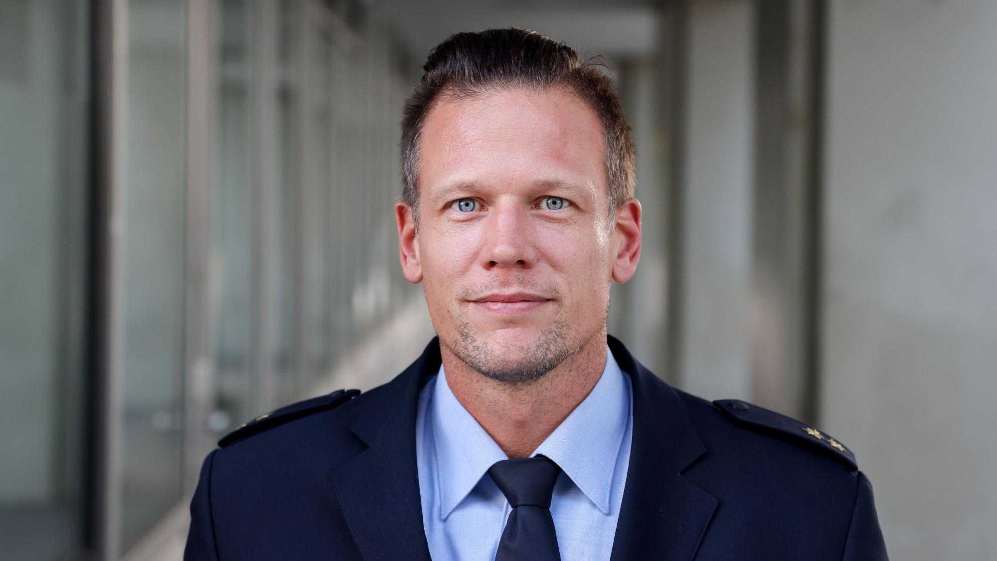 Stefan Bauerkamp schaut in die Kamera.