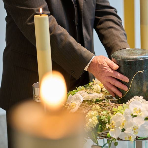 Ein Mann entwendete die Asche seiner toten Mutter aus einer Urne.
