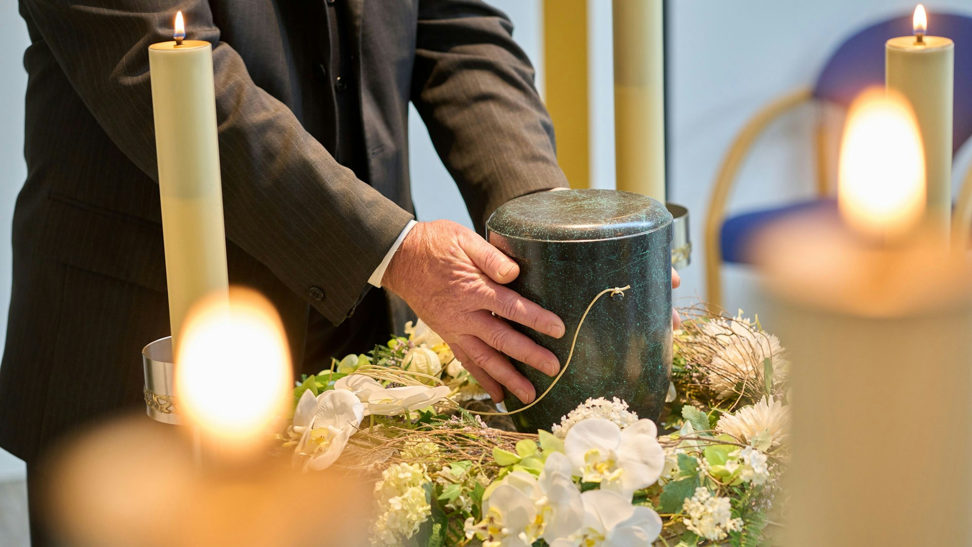Ein Mann entwendete die Asche seiner toten Mutter aus einer Urne.