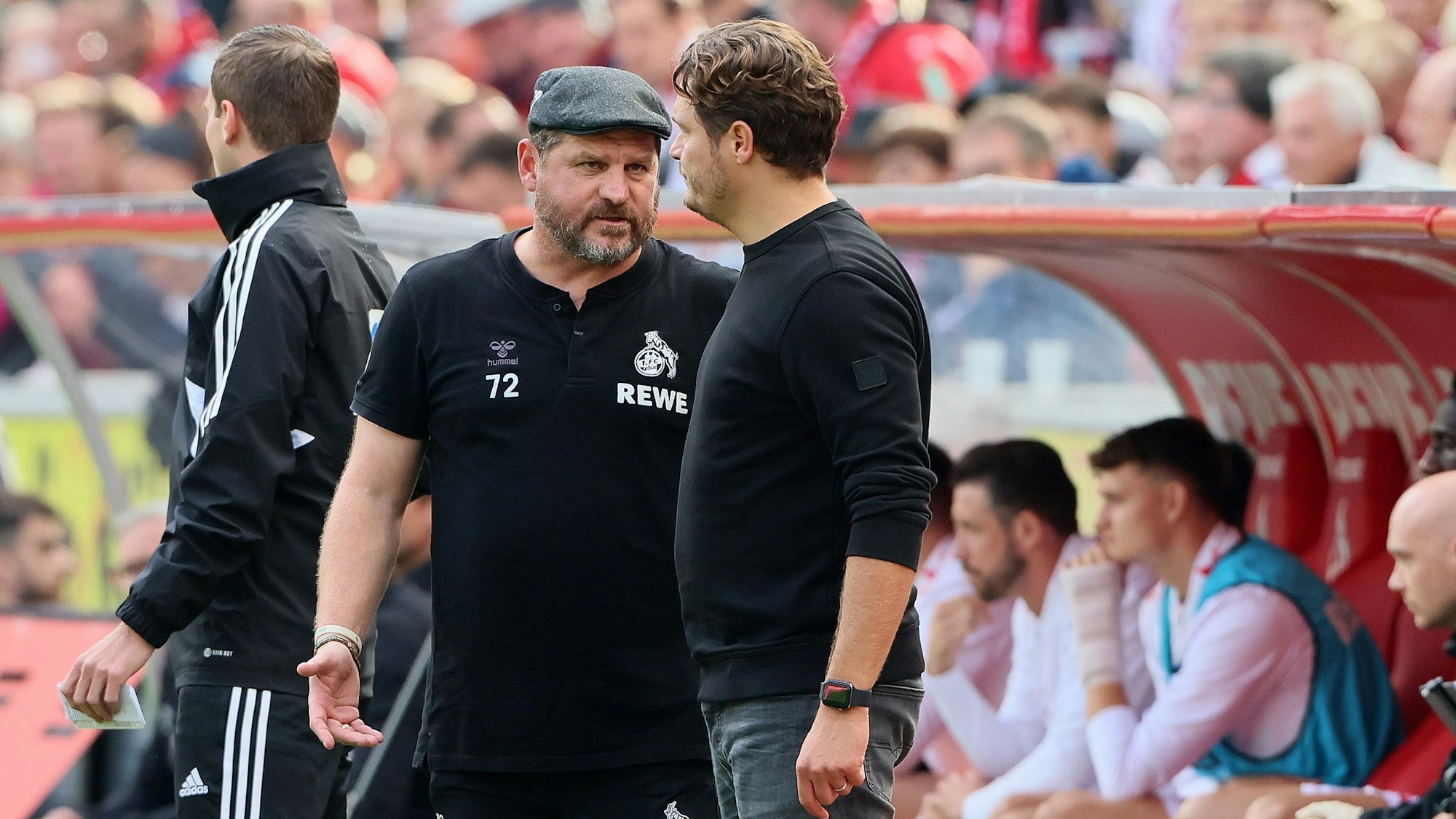 Kölns Trainer Steffen Baumgart (l.) und Dortmunds Coach Edin Terzic unterhalten sich im Rhein-Energie-Stadion.