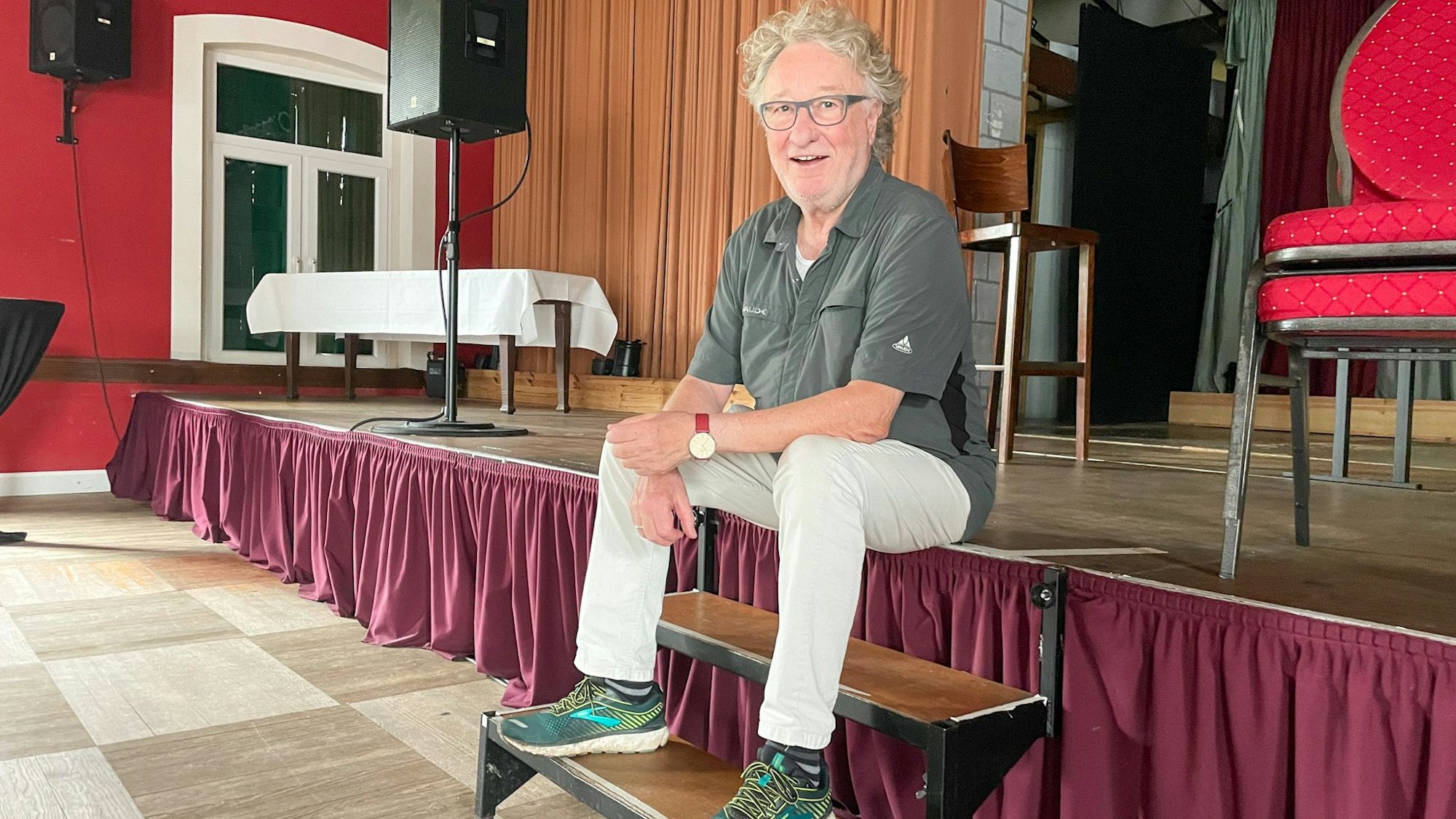 Heinz-Dieter Haun im Saal der Gaststätte Norhausen.