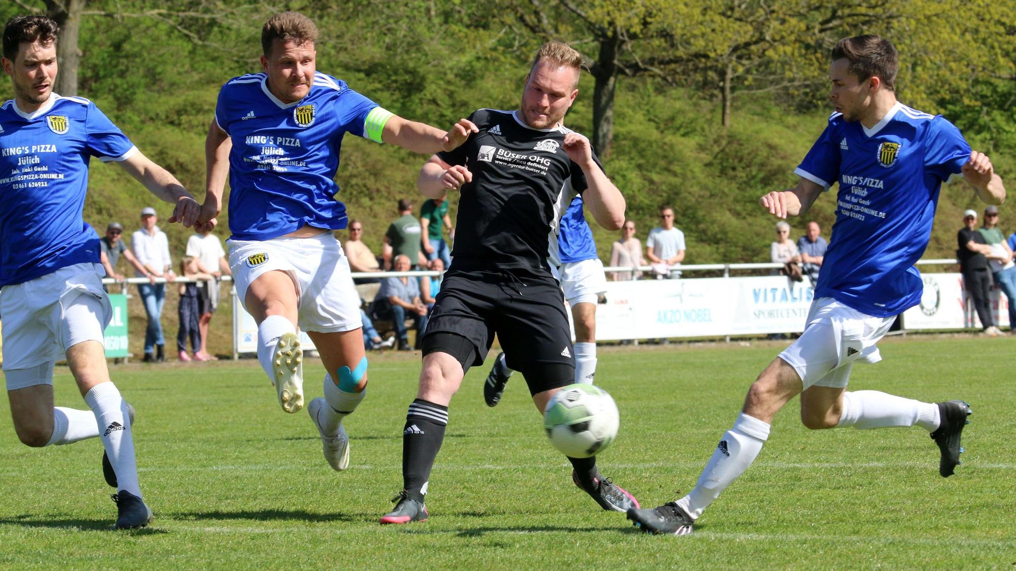 Eine Szene aus der Saison 2021/22. Im Mittelpunkt steht Nierfeld Spieler Sven Pohl im schwarzen Trikot.