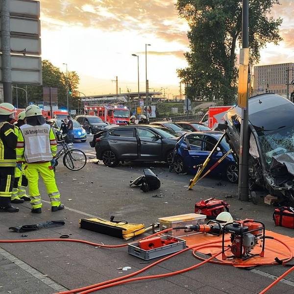 Bei dem schweren Unfall in Köln-Deutz sind mehrere Fahrzeuge miteinander kollidiert.