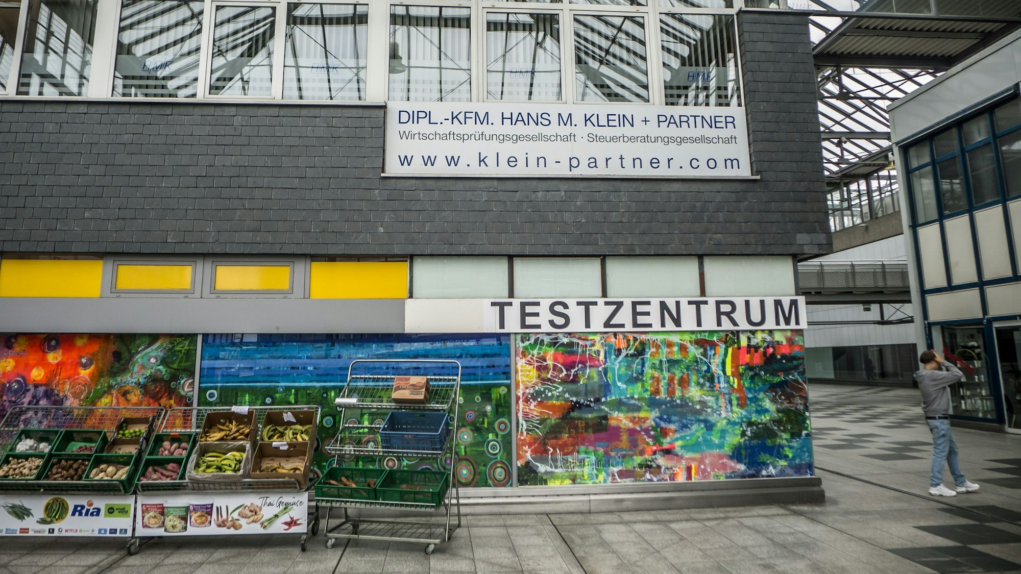 Blick auf einen Ladenkomplex in der City C