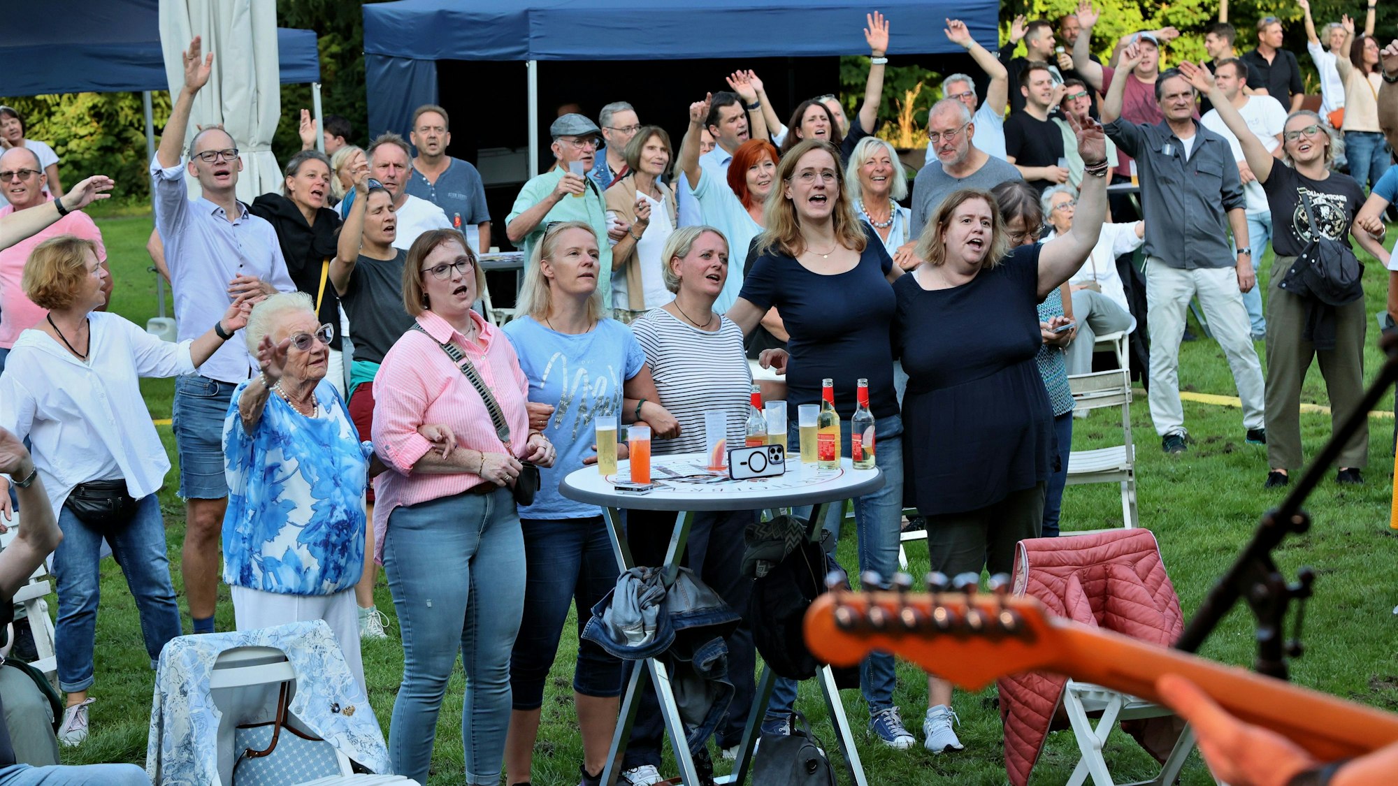 Zuschauerinnen und Zuschauerinnen schunkeln und jubeln.
