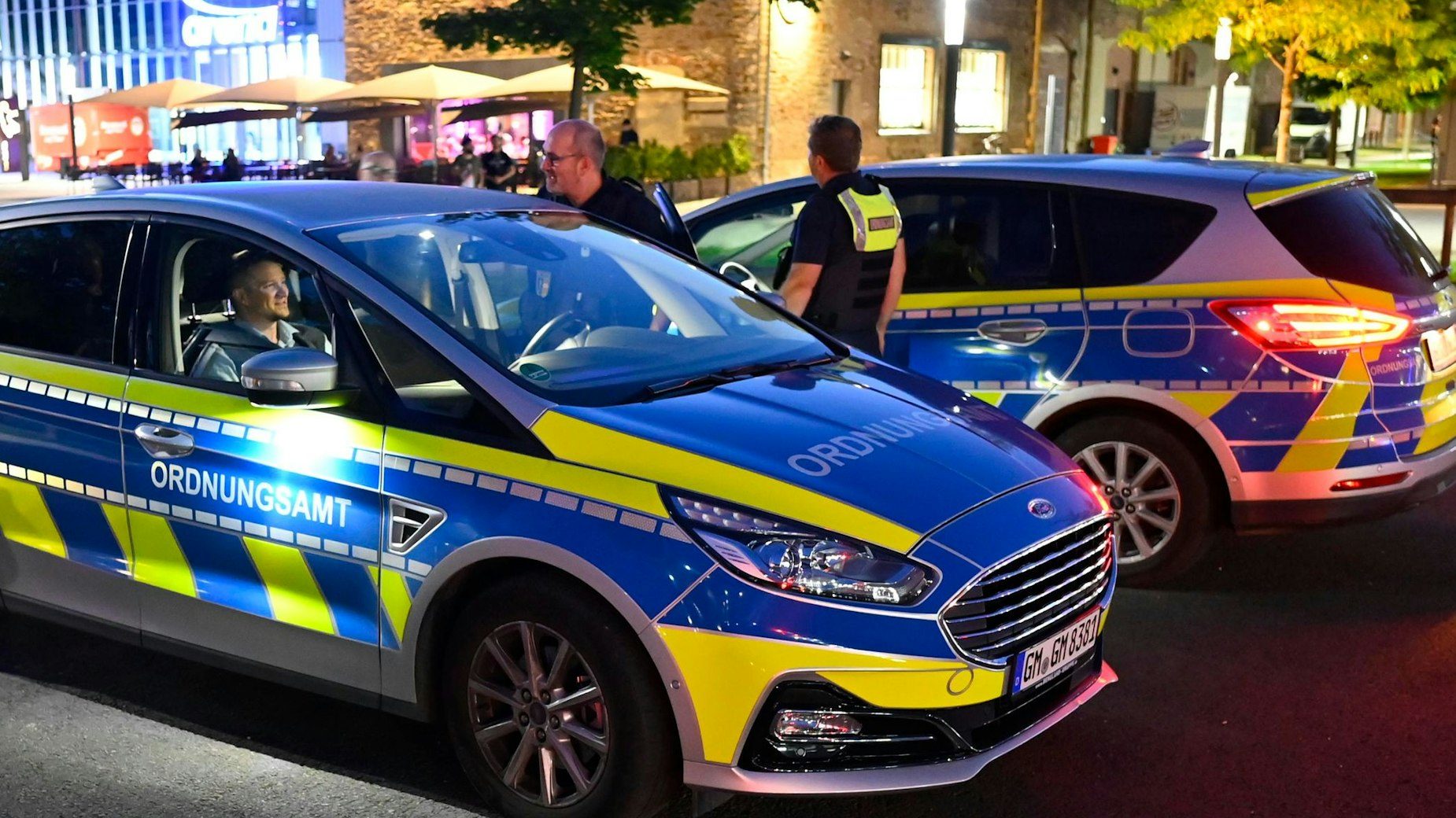 Mehrere Autos des Ordnungsamtes stehen abends auf dem Steinmüllergelände.