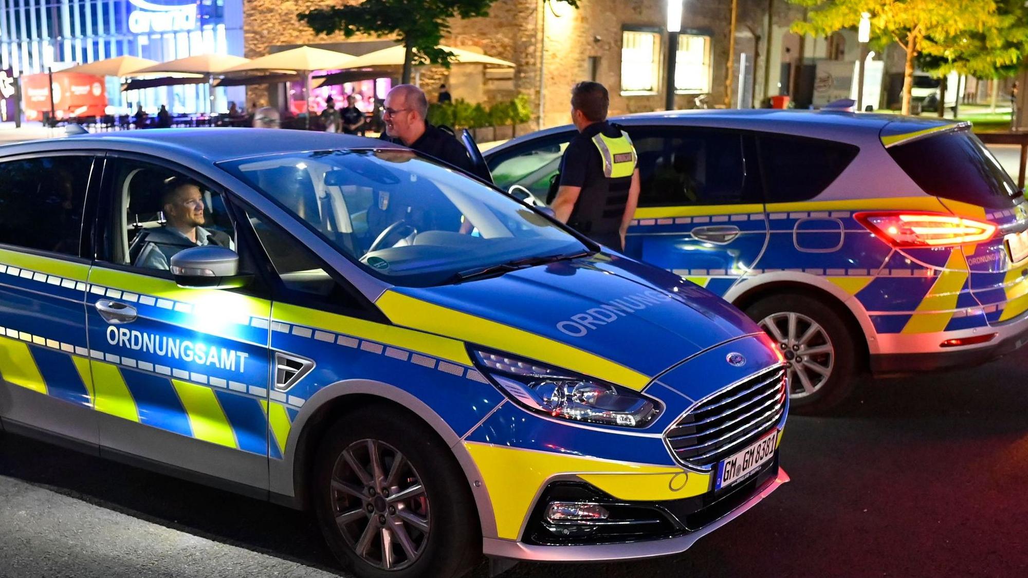 Mehrere Autos des Ordnungsamtes stehen abends auf dem Steinmüllergelände.