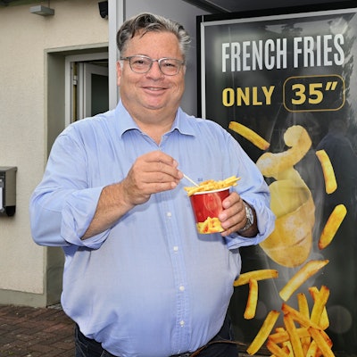 Das Foto zeigt Stefan Ohligschläger, der an seinem Frittenautomaten an der Reuterstraße 110 steht.