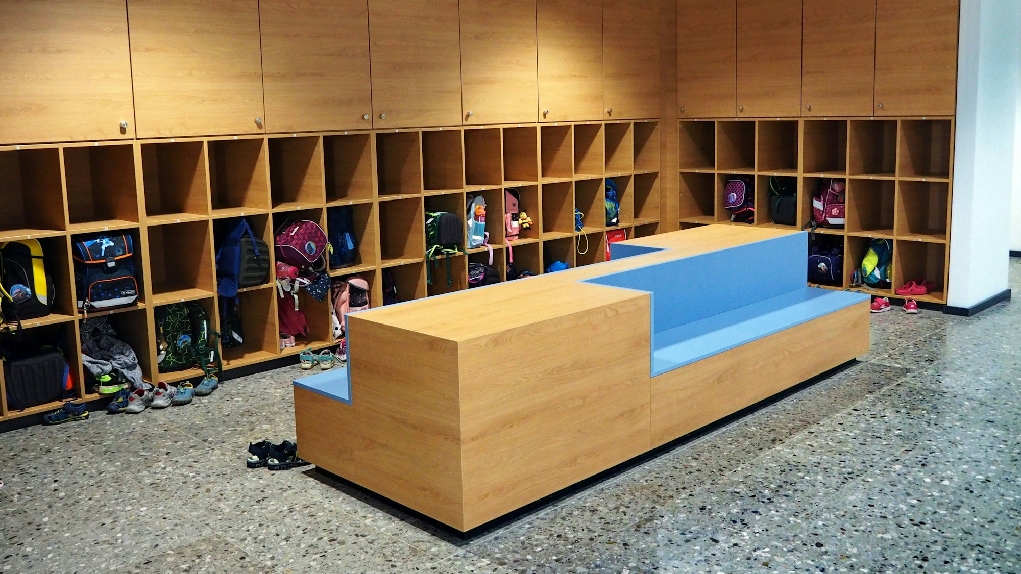 In Spinden stehen Schulranzen.