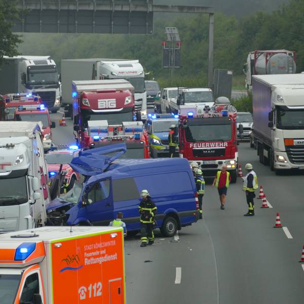 Einsatzkräfte stehen nach einem Unfall auf der Autobahn.
