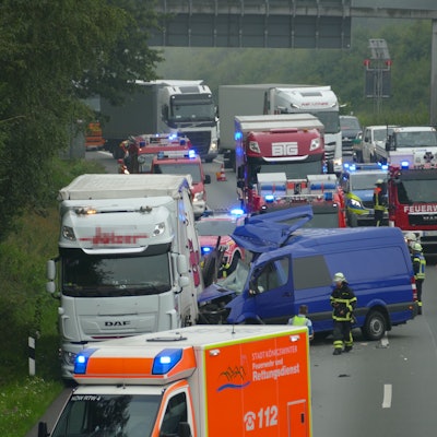 Einsatzkräfte stehen nach einem Unfall auf der Autobahn.