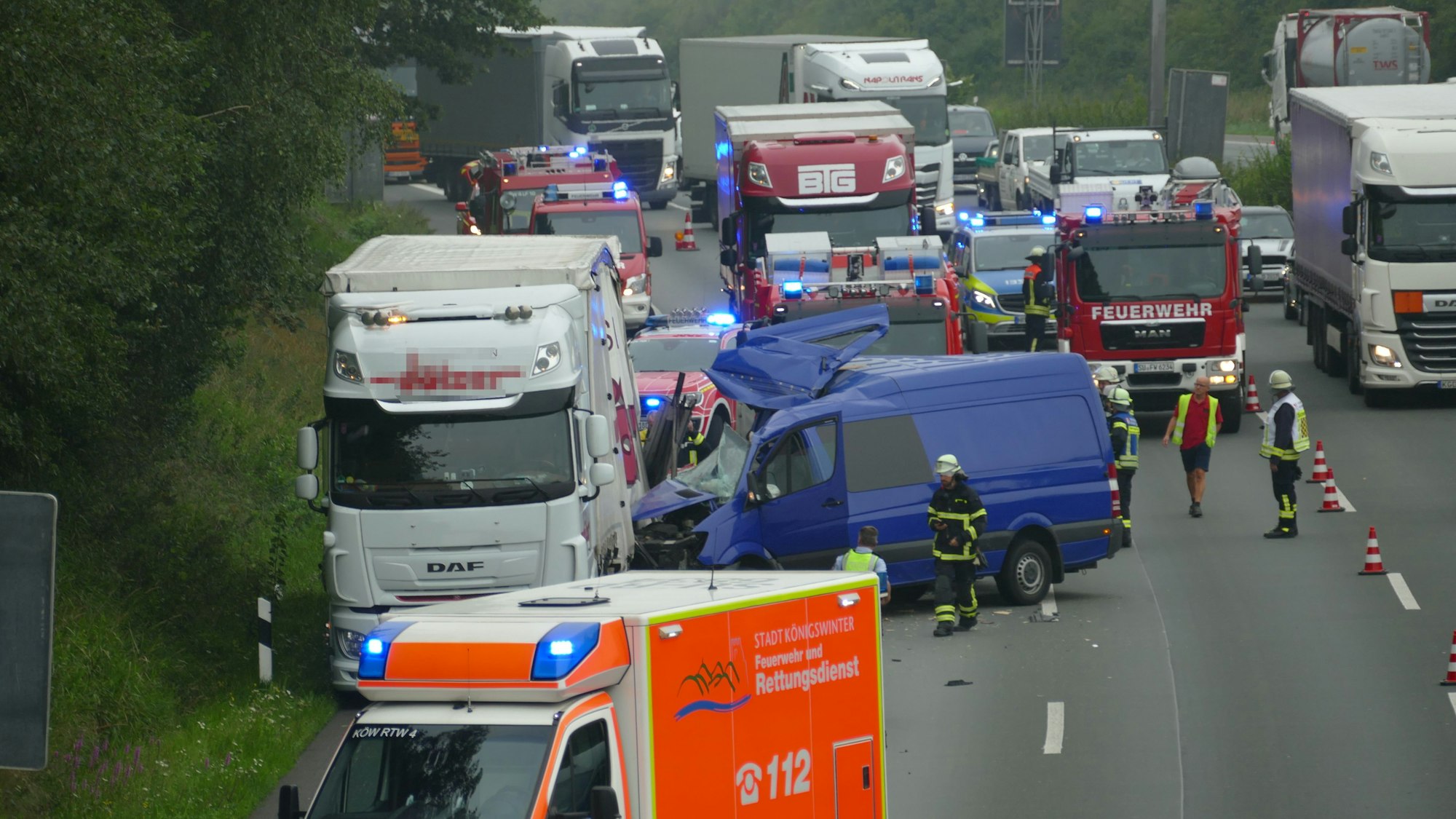 Einsatzkräfte stehen nach einem Unfall auf der Autobahn.