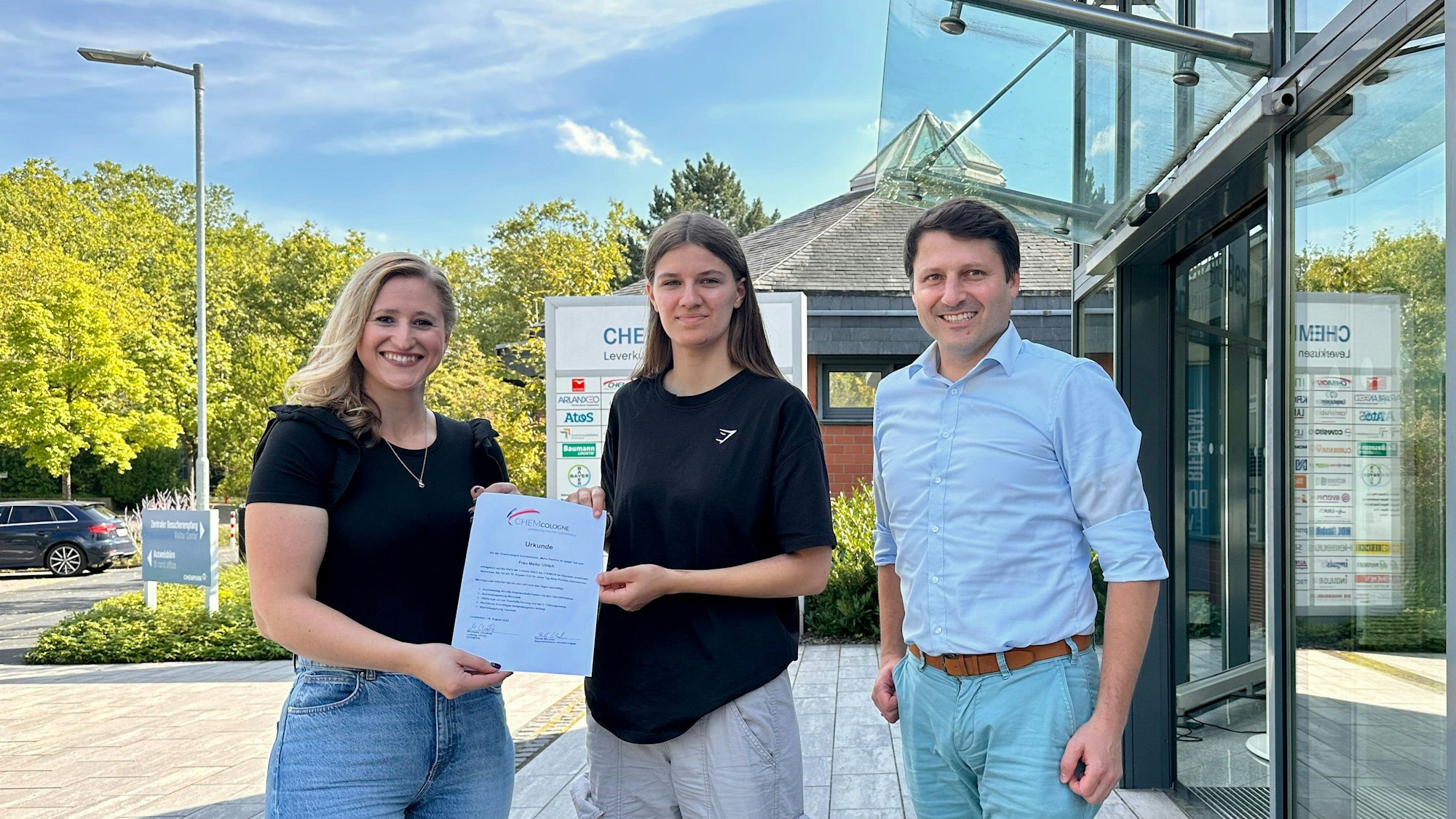 Michaela Chrobok (links) und Daniel Wauben bei der Urkundenübergabe mit Meike Ullrich.